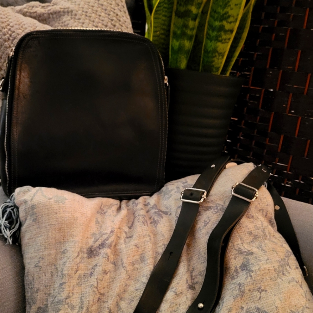 100%leather M0851 Backpack 🎒or crossbody.